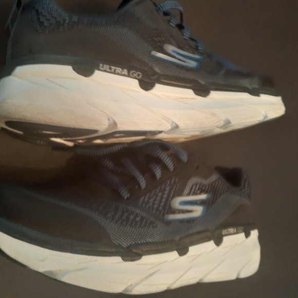 Sketchers size 9 wide - Picture 2 of 3